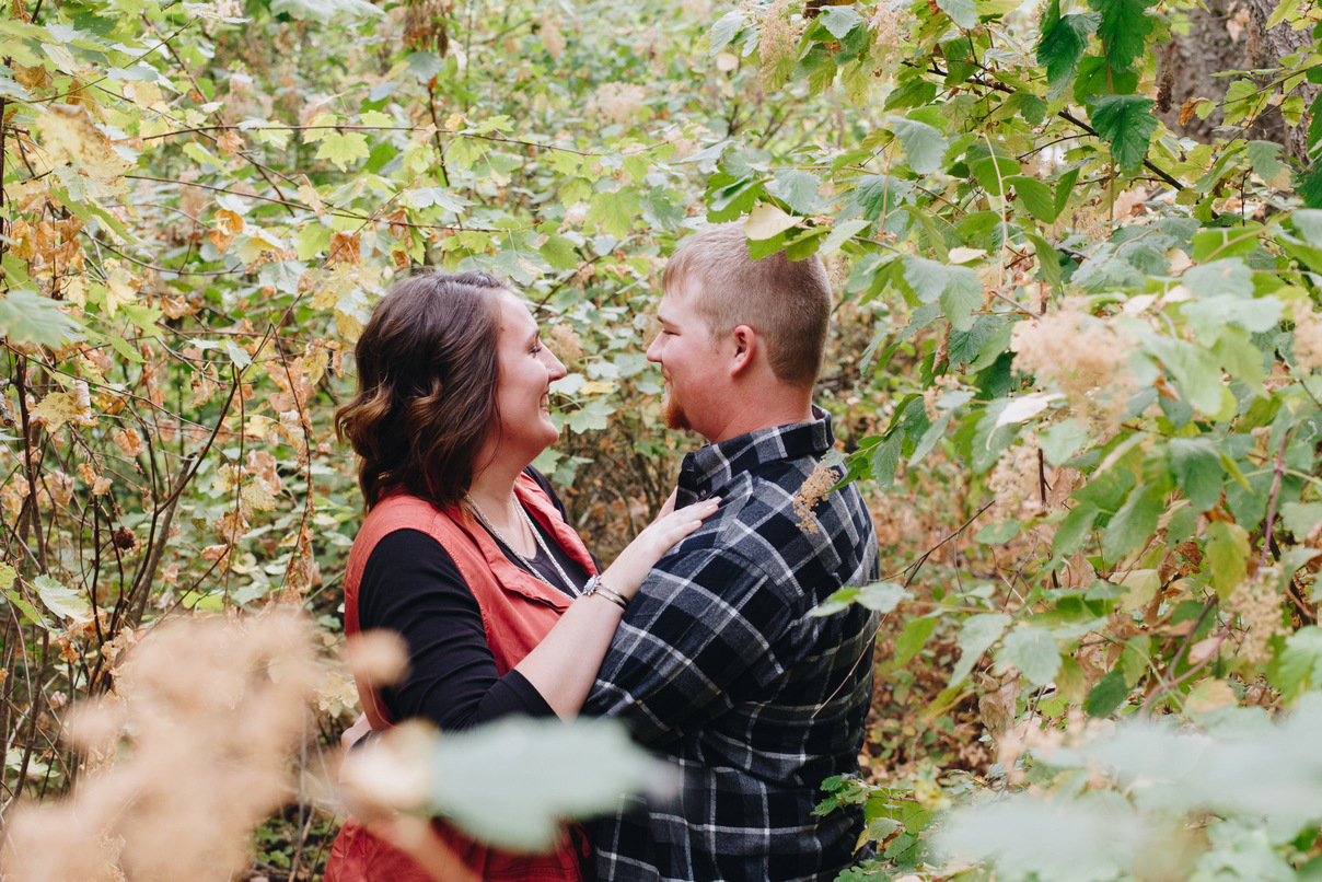 fall leaves, couple, spokane engagement photos