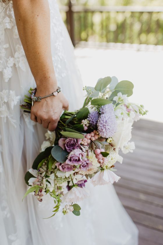 bouquet from Sue Hines Floral / hannah acheson photography / zephyr lodge / liberty lake WA